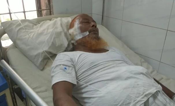 খুতবার বক্তব্যে ক্ষুব্ধ হয়ে মসজিদের ভেতরে ইমামকে কুপিয়ে জখম, আটক ১